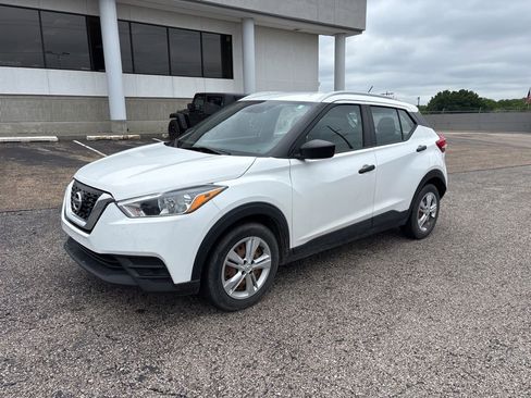 Used 2018 Nissan Kicks S FWD image 3