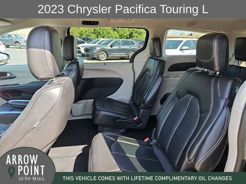 Used 2023 Chrysler Pacifica Touring-L FWD image 18