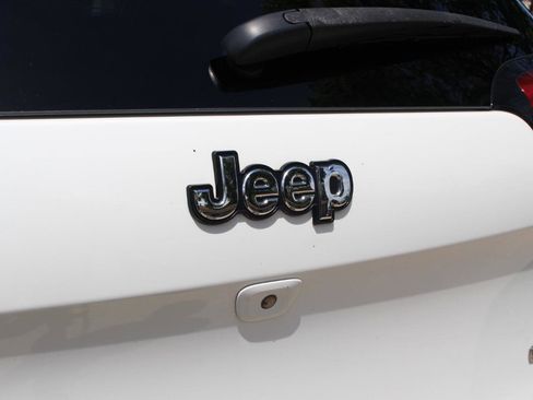 Used 2017 Jeep Cherokee Latitude w/ Cold Weather Group AWD/4WD image 39