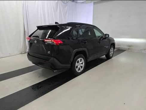 Used 2021 Toyota RAV4 LE image 2