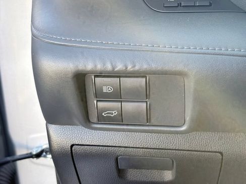 Used 2021 Toyota Highlander LE FWD image 24