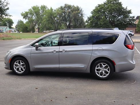 Used 2017 Chrysler Pacifica Touring-L w/ Tire & Wheel Group FWD image 8
