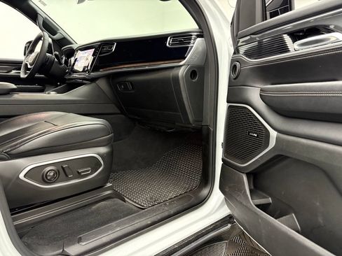 Used 2023 Jeep Wagoneer 4WD image 31