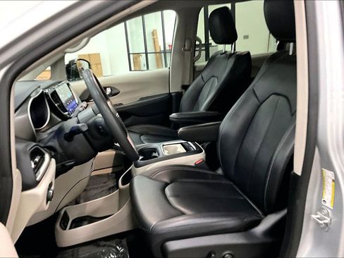 Used 2024 Chrysler Pacifica Touring-L image 21
