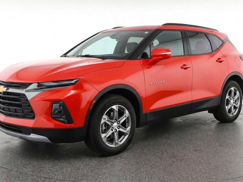 Used 2025 Chevrolet Blazer LT FWD image 3