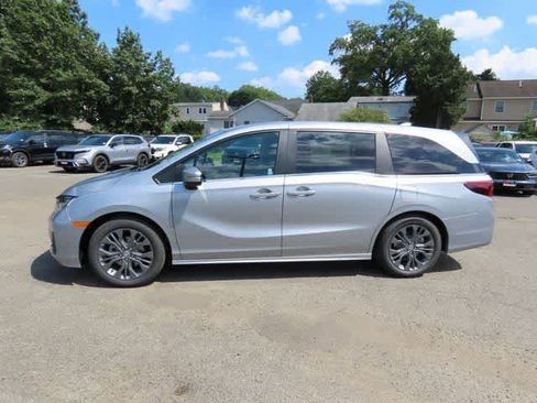 New 2026 Honda Odyssey Touring image 3