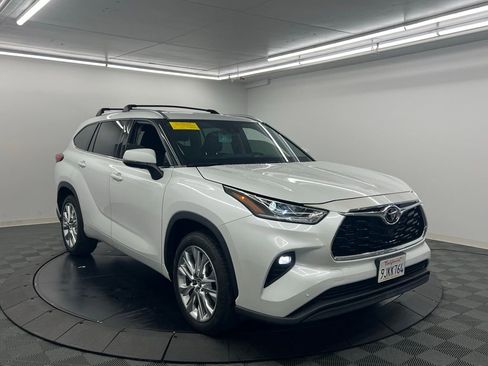Used 2023 Toyota Highlander Limited FWD image 2