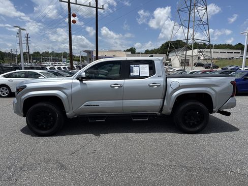 Used 2024 Toyota Tacoma SR5 w/ SR5 Upgrade Package AWD/4WD image 7