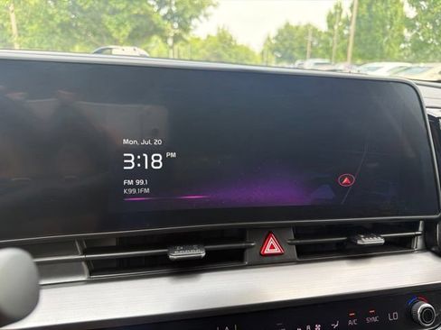 Used 2025 Kia Sportage EX AWD/4WD image 17