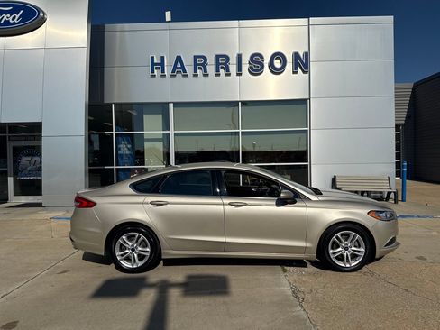 Used 2018 Ford Fusion SE FWD image 2