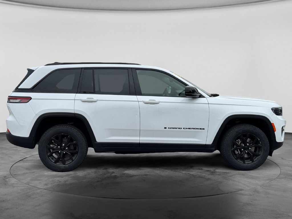 Used 2024 Jeep Grand Cherokee Altitude RWD image 9