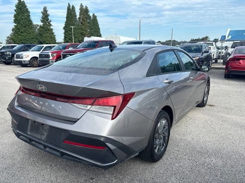 Used 2024 Hyundai Elantra SEL FWD image 5