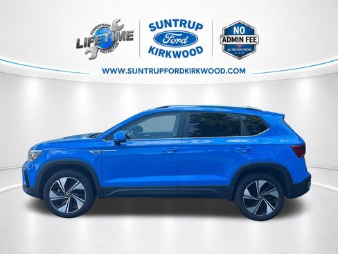 Used 2023 Volkswagen Taos SE w/ Panoramic Sunroof Package AWD/4WD image 2