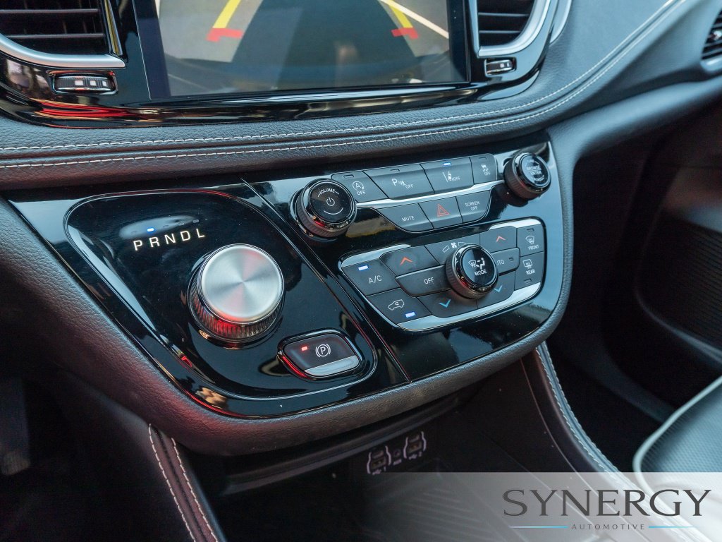 Used 2025 Chrysler Pacifica Limited FWD image 26