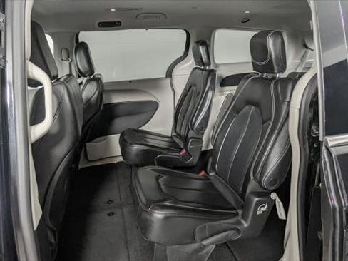 Used 2023 Chrysler Pacifica Touring-L image 16