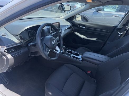 Used 2024 Nissan Altima 2.5 SV FWD image 9