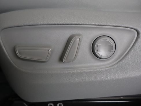 Used 2025 Toyota Highlander XLE AWD/4WD image 14