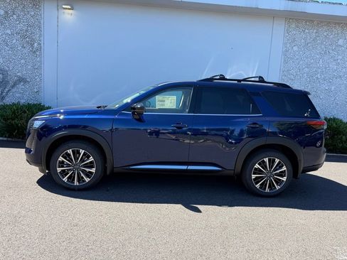 New 2026 Nissan Pathfinder Platinum w/ Cargo Package AWD/4WD image 3