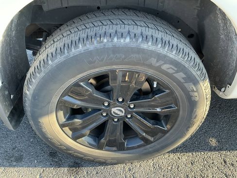 Used 2023 Nissan Titan SV w/ SV Convenience Package image 9