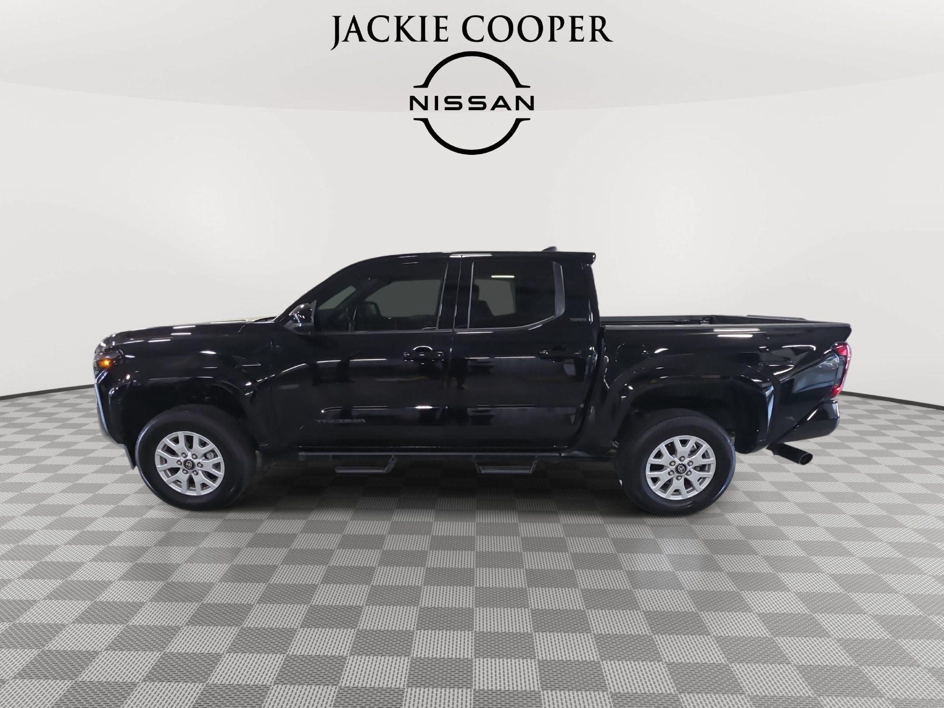Used 2025 Toyota Tacoma SR5 AWD/4WD image 8