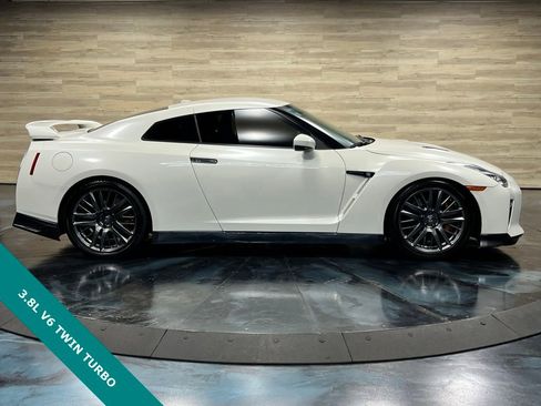 Used 2017 Nissan GT-R Premium image 25