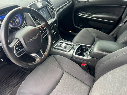 Used 2019 Chrysler 300 Touring RWD image 10