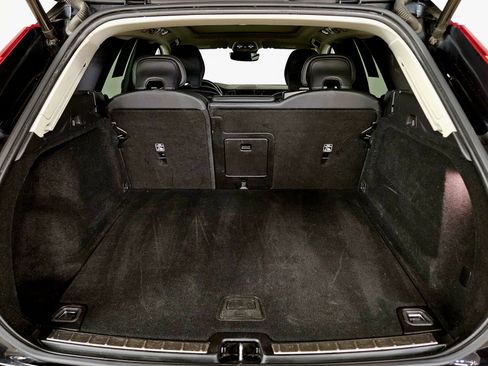 Used 2023 Volvo XC60 B5 Plus image 17