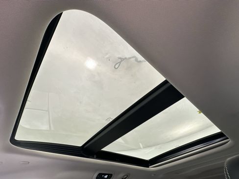 Used 2023 Chrysler Pacifica Limited FWD image 22
