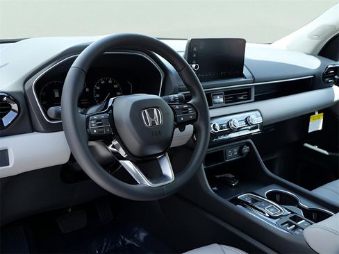 Certified 2025 Honda Pilot Touring image 15