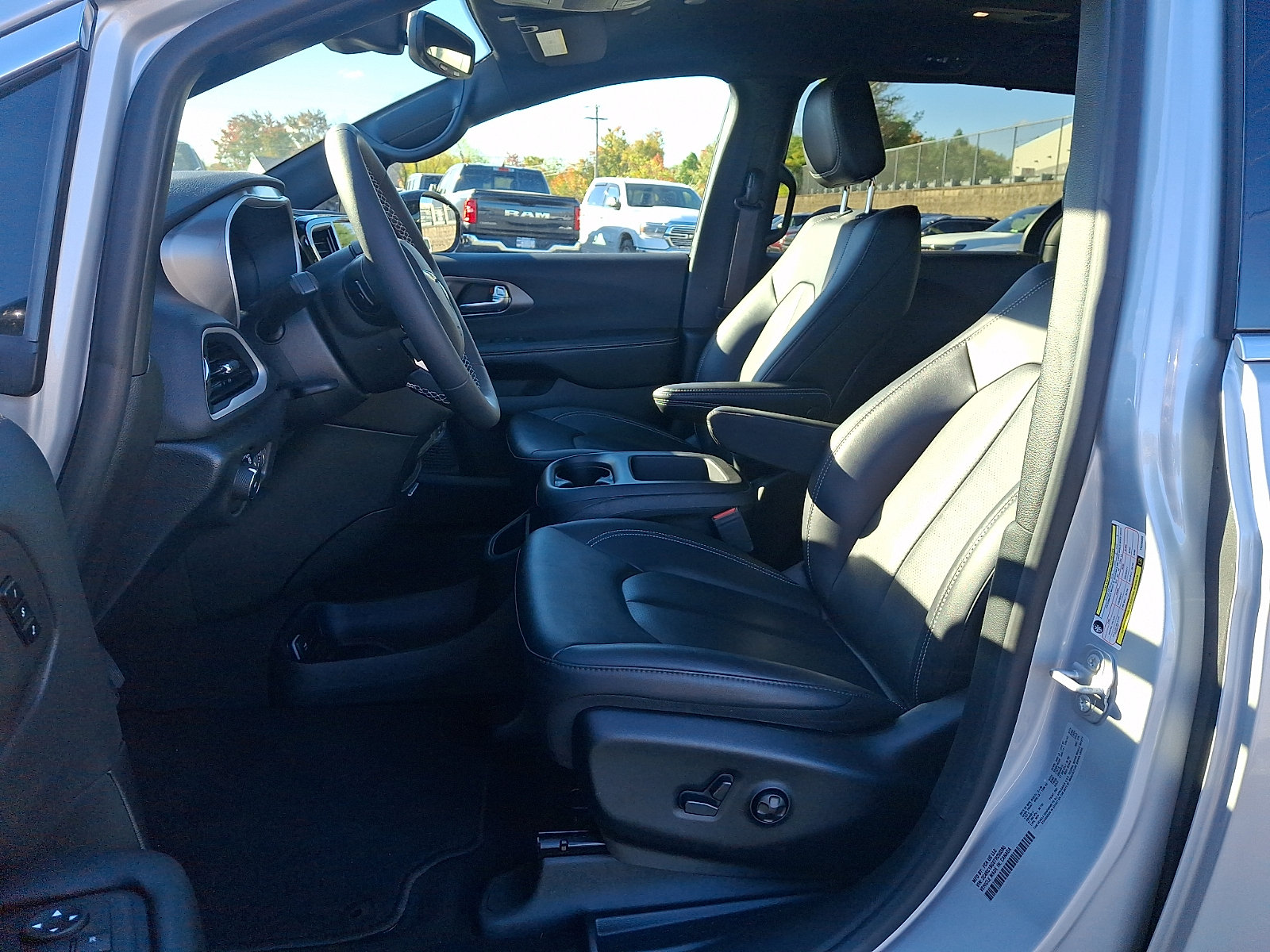 Used 2026 Chrysler Pacifica Select FWD image 14