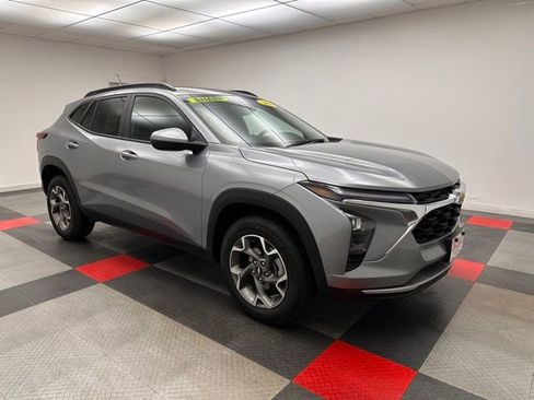 Used 2025 Chevrolet Trax LT image 1