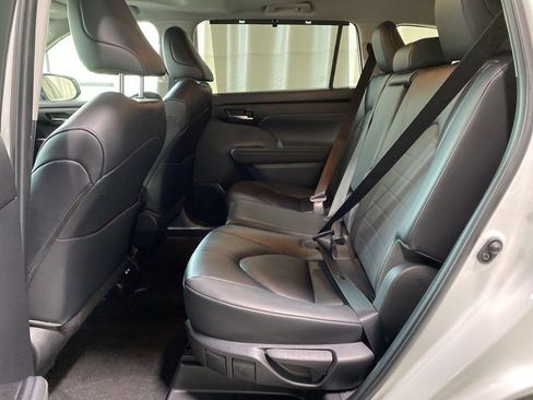Used 2023 Toyota Highlander XLE AWD/4WD image 18
