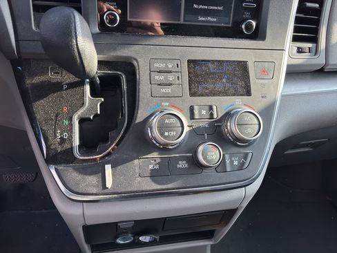 Used 2018 Toyota Sienna L image 12