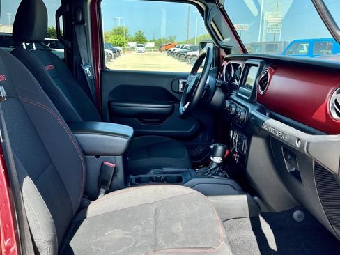 Used 2021 Jeep Wrangler Unlimited Rubicon w/ Cold Weather Group AWD/4WD image 19