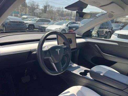 Used 2022 Tesla Model Y Long Range AWD/4WD image 23