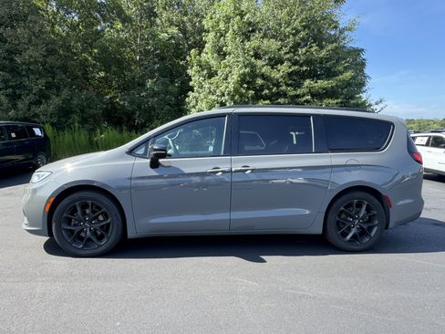 Used 2025 Chrysler Pacifica Limited FWD image 7