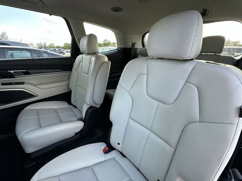 Used 2023 Kia Telluride EX w/ EX Captain's Chair Package image 22