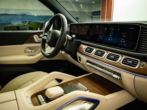 Used 2025 Mercedes-Benz GLS 450 4MATIC image 52