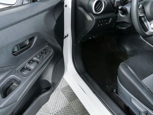Used 2020 Nissan Versa S FWD image 7