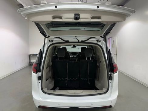 Used 2023 Chrysler Pacifica Touring-L image 8