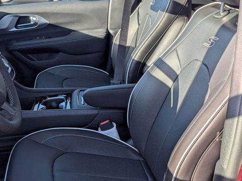 New 2026 Chrysler Pacifica Limited w/ S Appearance Package image 12