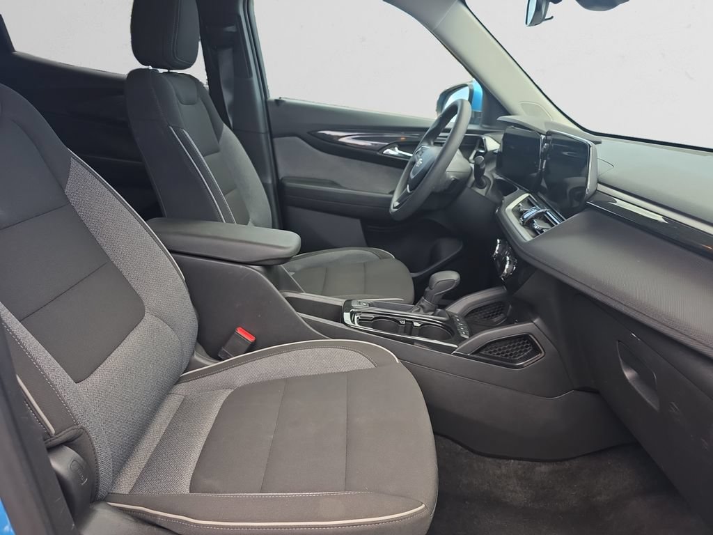 Used 2025 Chevrolet TrailBlazer LT AWD/4WD image 16