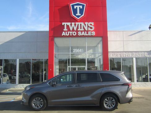 Used 2022 Toyota Sienna LE FWD image 1