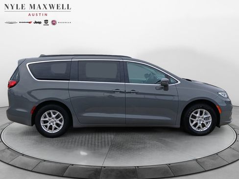 Used 2022 Chrysler Pacifica Touring-L FWD image 17