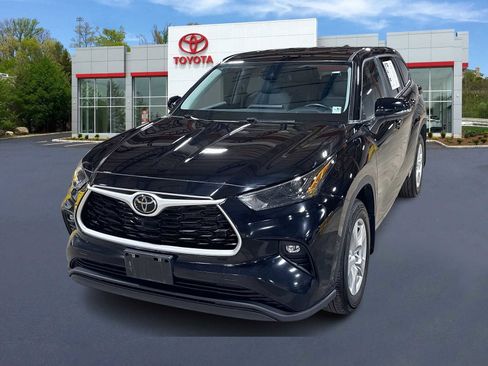Used 2024 Toyota Highlander LE AWD/4WD image 1