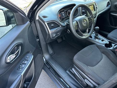 Used 2021 Jeep Cherokee Latitude FWD image 9