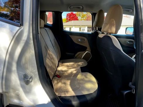 Used 2019 Jeep Renegade Latitude w/ UConnect 8.4 Nav Group image 22