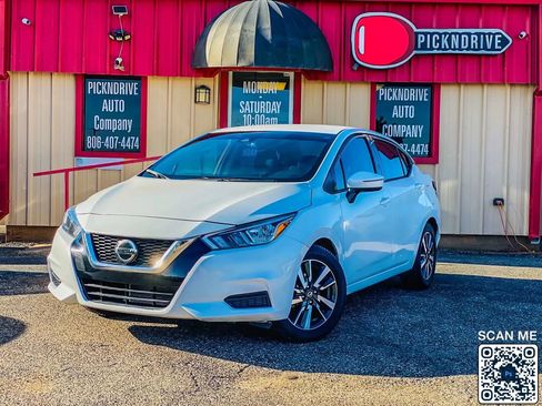 Used 2020 Nissan Versa SV image 2
