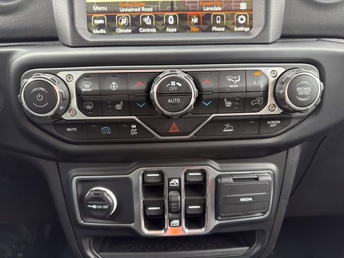Used 2023 Jeep Wrangler Unlimited Sahara w/ Cold Weather Group AWD/4WD image 27