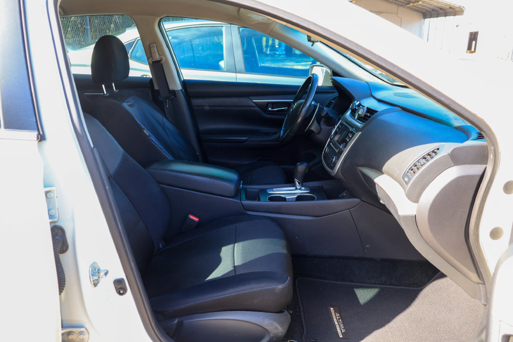 Used 2017 Nissan Altima 2.5 SR w/ Midnight Edition Package FWD image 9